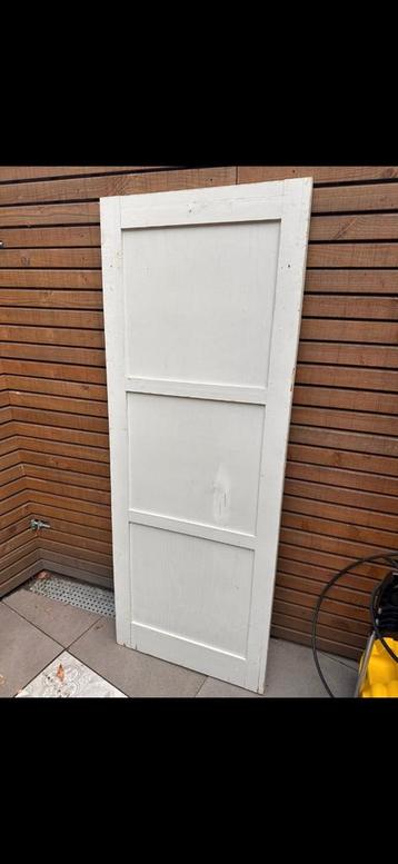 Houten witte deur beschikbaar voor biedingen