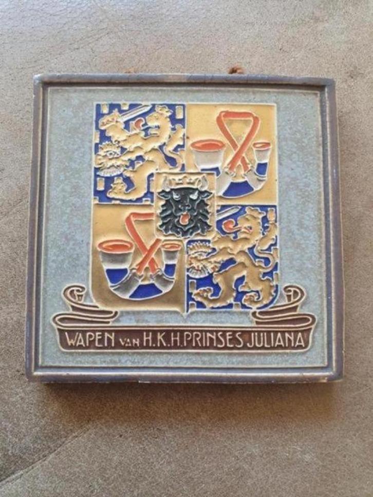 cloisonné tegel Wapen H.K.H. Prinses Juliana Dirk Zwanink, Antiek en Kunst, Antiek | Wandborden en Tegels, Ophalen