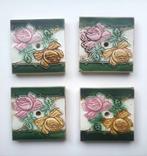 4 Jugendstil tegels in kleur met bloemen in reliëf, Antiek en Kunst, Antiek | Wandborden en Tegels, Ophalen of Verzenden