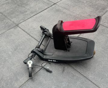 Kid-sit meerijdstoeltje zwart/ rood beschikbaar voor biedingen