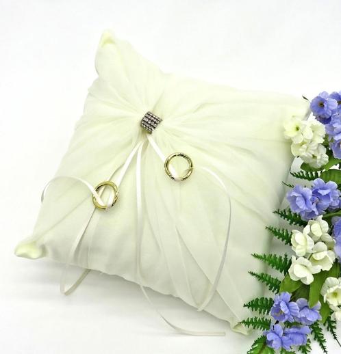 Zeer mooie ecru trouw ringkussen met een strass ring., Hobby en Vrije tijd, Feestartikelen, Nieuw, Versiering, Geboorte of Huwelijk