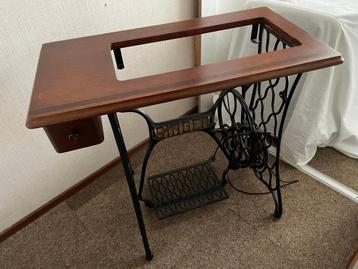 Singer naaitafel beschikbaar voor biedingen