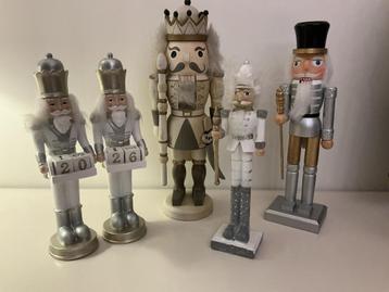 5 roomwitte notenkrakers in 1 koop. beschikbaar voor biedingen