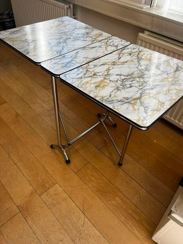 Vintage formica klaptafeltje met marmer print beschikbaar voor biedingen