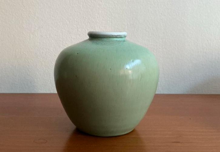 Pieter Groeneveldt: groen vaasje 10,5 cm periode 1945 - 1955, Antiek en Kunst, Antiek | Vazen, Ophalen of Verzenden