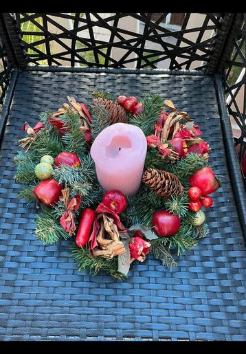 Leuke kerstkrans van kunst takken voor voordeur of op tafel. beschikbaar voor biedingen