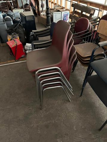 Stoelen rood beschikbaar voor biedingen