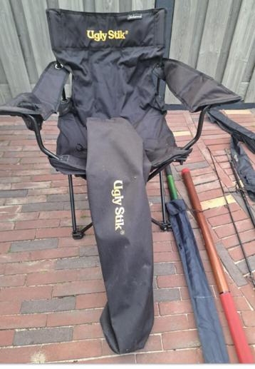 Degelijke visstoel Ugly Stik met hoes beschikbaar voor biedingen