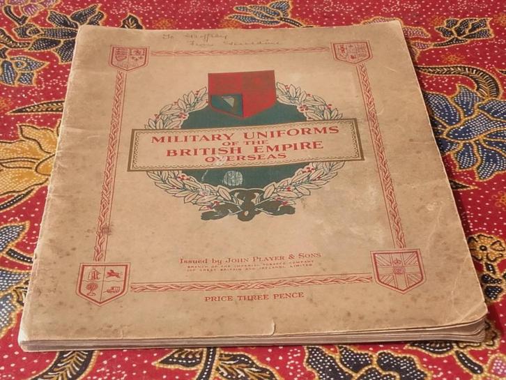 Oud compleet Engels album sigarettenplaatjes van uniformen., Antiek en Kunst, Antiek | Woonaccessoires, Ophalen of Verzenden