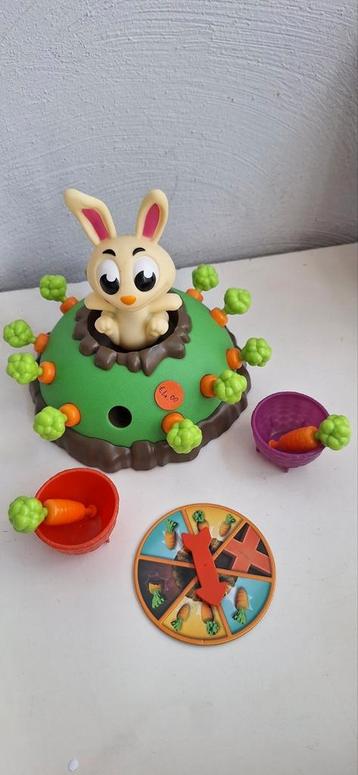 Snuffel hup spel konijn met wortels beschikbaar voor biedingen