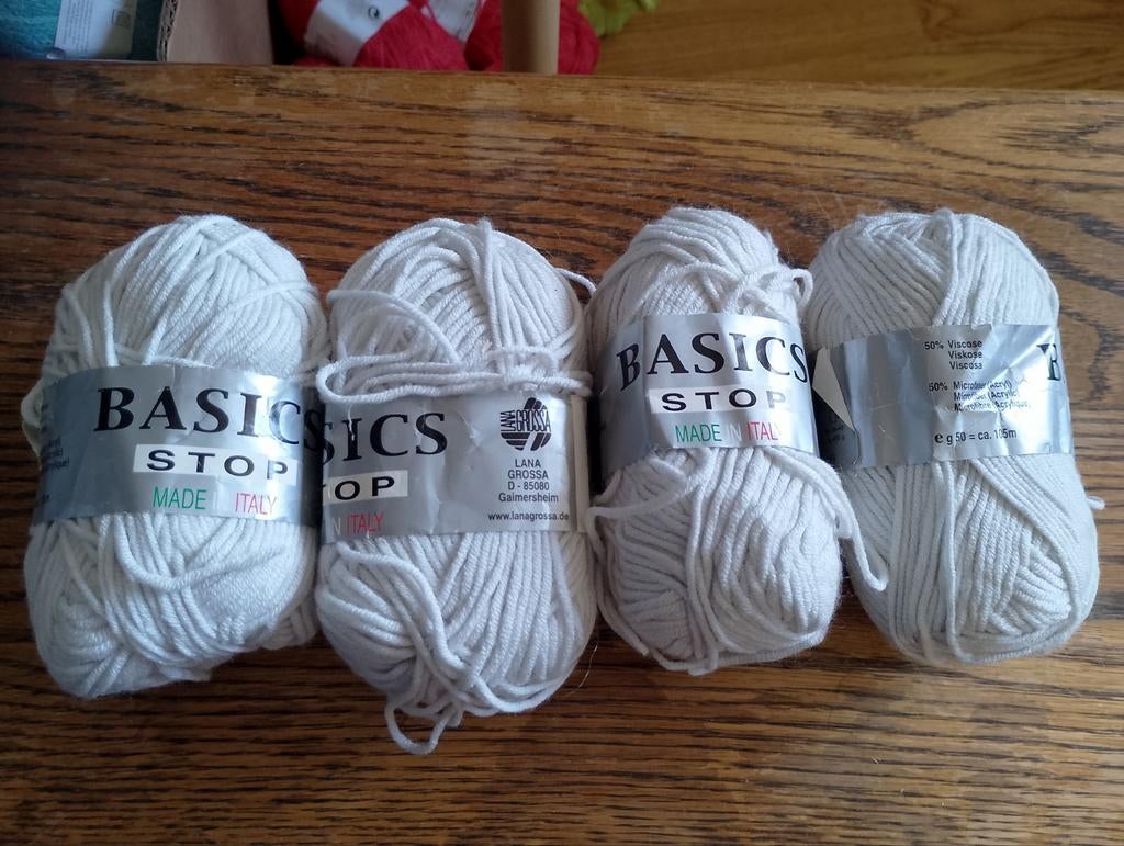 Nieuw 7 bollen basics stop Lana grossa
4x lichtgrijs en 3 cr, Ophalen of Verzenden, Nieuw, Breien of Haken, Wol of Garen