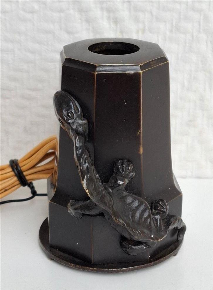 Aansteker, brons, voorzien van een varaan? of draak?, Verzamelen, Rookartikelen, Aanstekers en Luciferdoosjes, Gebruikt, Sigarenbandjes