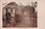 FOTOKAART - Man, vrouw en oma voor woning maar waar?, Verzenden, 1920 tot 1940, Ongelopen, Drenthe