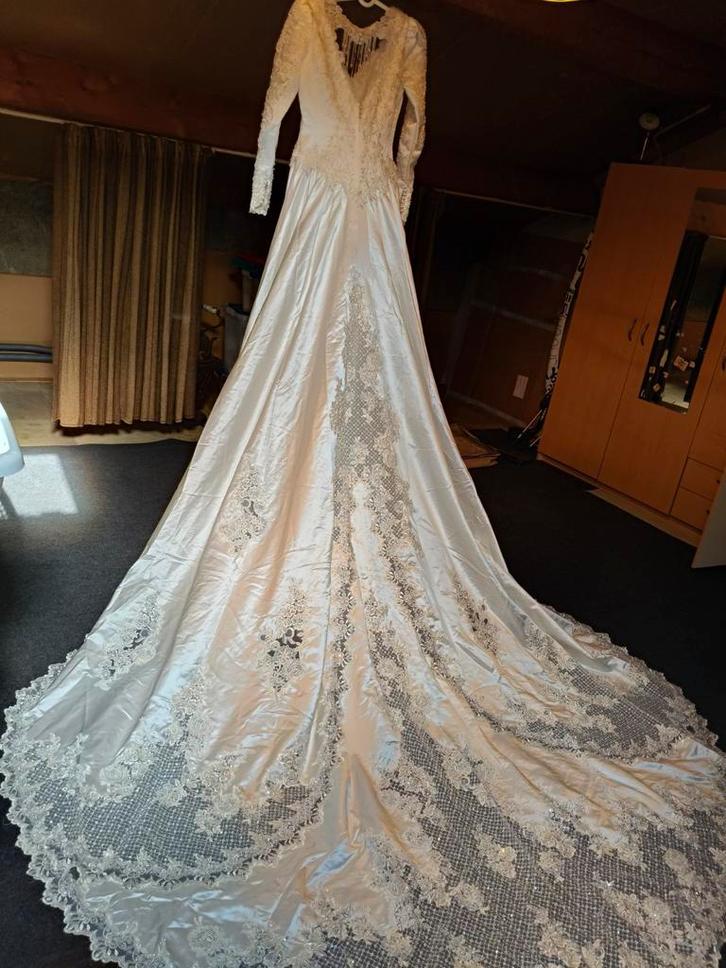 Prachtige gedragen Champagne kleurige trouwjurk met sleep en, Kleding | Dames, Trouwkleding en Trouwaccessoires, Gedragen, Trouwjurk