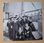 Foto marine - matrozen 1953 - Hr Ms Marnix, Verzamelen, Militaria | Algemeen, Verzenden, Marine, Nederland, Foto of Poster