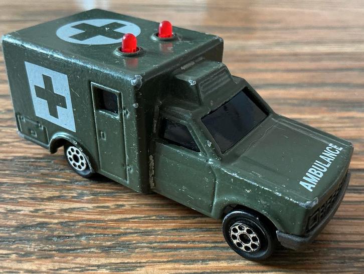VIntage Oude Majorette Militaire Ambulance auto Rode kruis, Hobby en Vrije tijd, Modelauto's | Overige schalen, Gebruikt, Auto