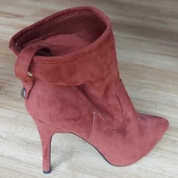 suede enkellaarsjes cognacbruin met hakken van Sacha maat 40 beschikbaar voor biedingen