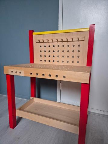 Houten werkbank, speeltafel, timmertafel beschikbaar voor biedingen