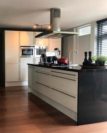 Keuken met kookeiland beschikbaar voor biedingen