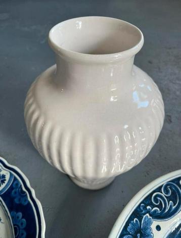 witte geribde vaas Porceleyne fles keramiek Delft beschikbaar voor biedingen