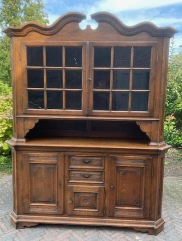 Antieke eiken (vitrine) kast met Art Deco elementen beschikbaar voor biedingen
