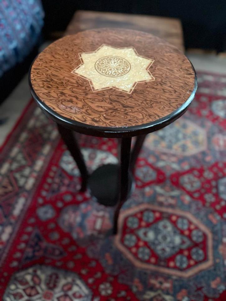 Vintage Bijzettafel met Intarsia, Huis en Inrichting, Tafels | Bijzettafels, Gebruikt, Rond, 45 tot 60 cm, Minder dan 55 cm, Hout