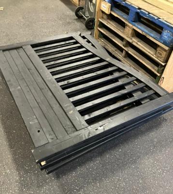 Tuinpoort zwart met schade  beschikbaar voor biedingen