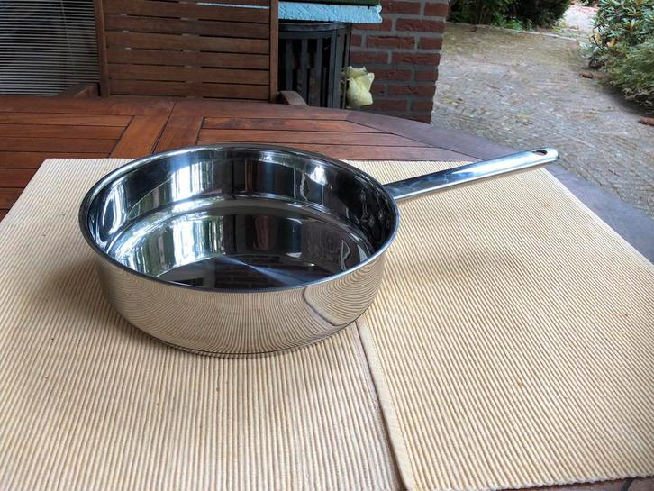 t.k.Ikea RVS hapjespan 24cm INDUCTIE met Tefal deksel, Huis en Inrichting, Keuken | Potten en Pannen, Zo goed als nieuw, Koekenpan of Braadpan
