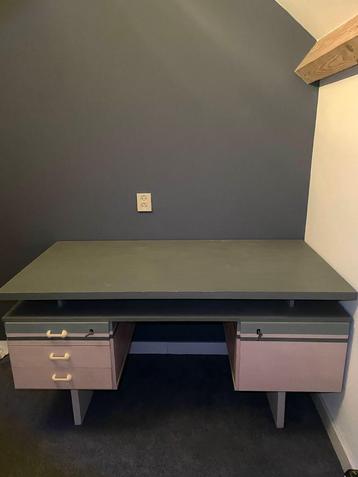Vintage Bureau met Lades beschikbaar voor biedingen