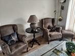 Te koop: 2 z.g.a.n. bruine fauteuils inclusief hocker, Huis en Inrichting, Fauteuils, Ophalen, Zo goed als nieuw, Landelijk, klassiek, +sober