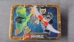 LEGO Ninjago LLoyd VS Bottenkoning (Metal Box) 112325 *NEW*, Ophalen of Verzenden, Nieuw, Complete set, Lego