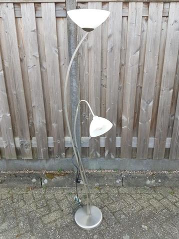 Mooie staande vloerlamp met echt glazen kappen beschikbaar voor biedingen