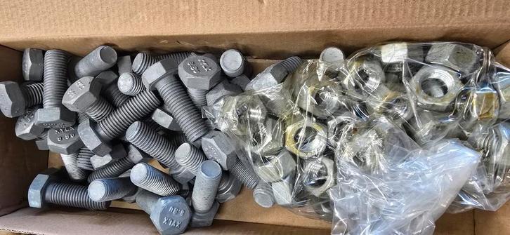 M16 Bouten + moeren / bout + moer. Lengte 45mm. 300-1050x, Doe-het-zelf en Verbouw, IJzerwaren en Bevestigingsmiddelen, Nieuw