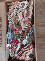 Sigarenbandjes in kistje, Ophalen of Verzenden, Gebruikt, Sigarenbandjes