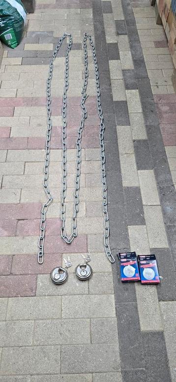 7meter lange voetketting en  2 sloten beschikbaar voor biedingen