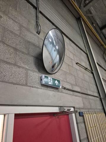 Verkeersspiegel voor magazijn beschikbaar voor biedingen