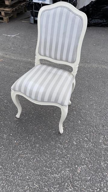 4 stoelen en een tafel beschikbaar voor biedingen