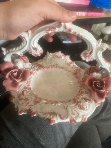 Roze Porseleinen Schaal met Bloemen beschikbaar voor biedingen