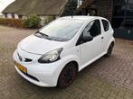 Toyota Aygo 2006 Wit recente APK 138.953 km, Auto's, Toyota, Voorwielaandrijving, Stof, Zwart, 4 stoelen