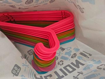 Kleding hangers beschikbaar voor biedingen