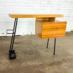 Vintage Deens bijzettafel / klein kastje / kinder bureau, Huis en Inrichting, Tafels | Bijzettafels, Overige vormen, 55 tot 75 cm