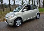 Daihatsu Sirion 2 1.3-16V - Automaat ! 62.171 KM ! NL Auto !, Auto's, Daihatsu, Gebruikt, 4 cilinders, Beige, Bedrijf