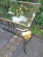 Vintage smeedijzeren bijzettafeltje met krantenbak, Ophalen