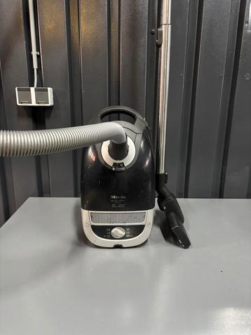 Miele stofzuiger c2 2200w beschikbaar voor biedingen