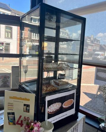 Gebaksvitrine 4 etages merk Saro op te halen in Gulpen tusse beschikbaar voor biedingen