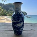 Porseleinen vaas met blauw-wit craquelé  en landschapsscènes, Antiek en Kunst, Antiek | Vazen, Ophalen of Verzenden