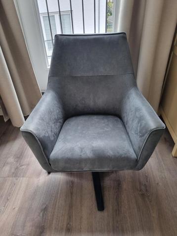 Mooie relaxed stoel beschikbaar voor biedingen