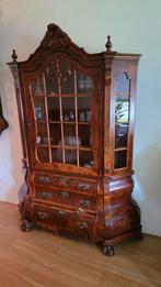 Wortelnoten vitrinekast € 225, Ophalen