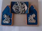 Baretembleem en kraagspiegels: Huzaren van Prins van Oranje, Verzamelen, Ophalen of Verzenden, Landmacht, Nederland, Embleem of Badge