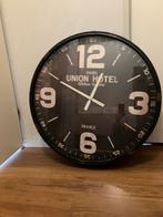 Industriële klok - Union Hotel Paris, Huis en Inrichting, Woonaccessoires | Klokken, Ophalen, Gebruikt, Wandklok